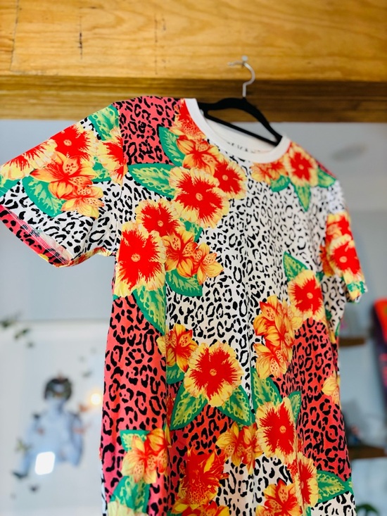 TNA Tops - 🌺 TNA Aritzia Floral & Leopard Print Tee – Size M 🌺